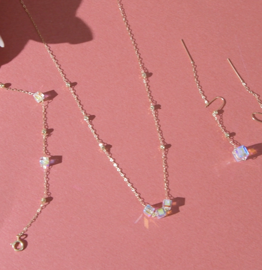 Ensemble en Or 18k avec des pierres cristal . Collier , Gourmette et boucles d'oreilles