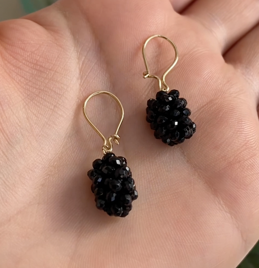 Boucles D'oreilles NYRIS en Or 18k ornées de sublimes pierres Noir naturelles